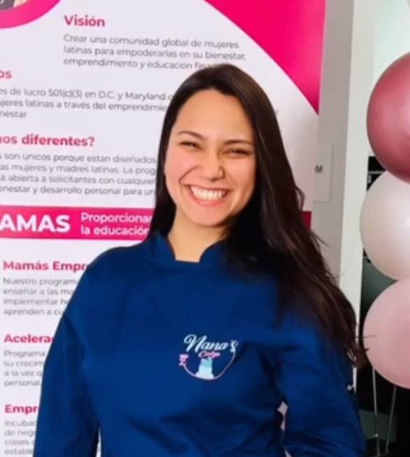 Dayana Muñoz con camisa azul